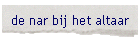 de nar bij het altaar